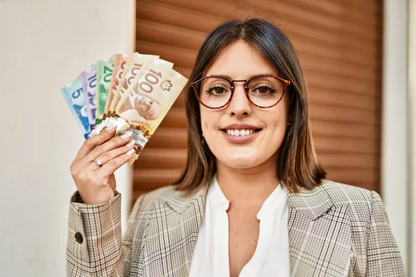 Ung Latinamerikansk Affärskvinna Ler Glad Håller Kanandiska Dollar Stan — Stockfoto