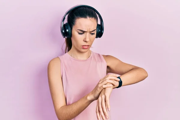 Young Brunette Woman Wearing Gym Clothes Using Headphones Smart Watch — Stock Photo, Image