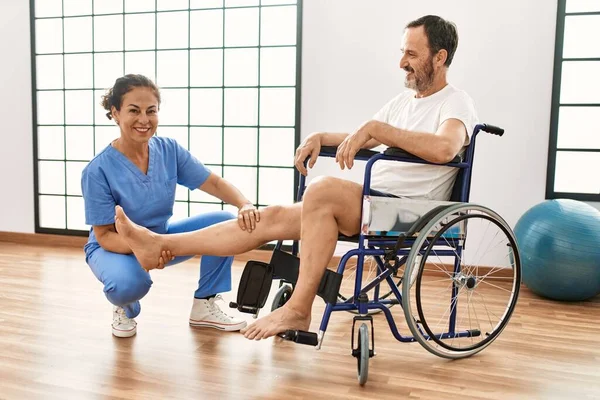 Homem Mulher Meia Idade Tendo Sessão Reabilitação Manipulando Pernas Sentadas — Fotografia de Stock
