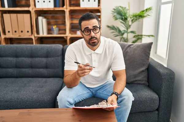 Joven Psicólogo Hispano Teniendo Sesión Terapia Centro Psicología — Foto de Stock