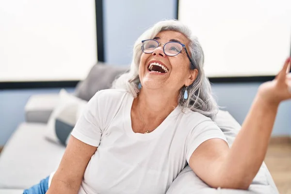 Femme Âge Moyen Assis Sur Canapé Parlant Maison — Photo