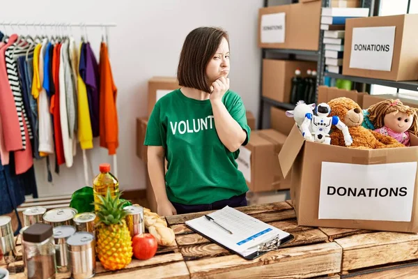 Mujer Con Síndrome Joven Con Camiseta Voluntaria Las Donaciones Pie — Foto de Stock