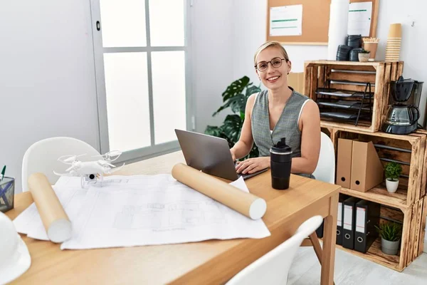 Jonge Kaukasische Vrouw Glimlachen Zelfverzekerd Met Behulp Van Laptop Werken — Stockfoto