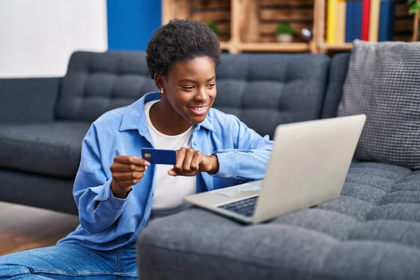 Африканська Американка Користується Ноутбуком Кредитною Карткою Сидячи Вдома Підлозі — стокове фото