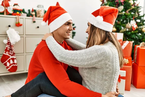 Mutlu Gülümseyen Genç Çift Noel Şapkası Takıyor Yerde Oturup Evde — Stok fotoğraf