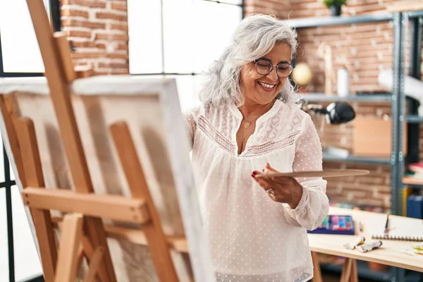 Mujer Mediana Edad Artista Sonriendo Dibujo Seguro Estudio Arte — Foto de Stock