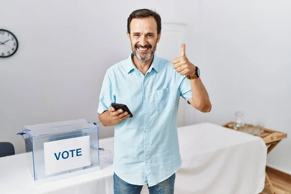 Чоловік Середнього Віку Бородою Політичних Виборах Використовуючи Смартфон Усміхнений Щасливий — стокове фото