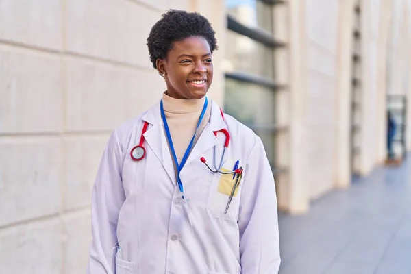 African American Woman Wearing Doctor Uniform Standing Street — Photo