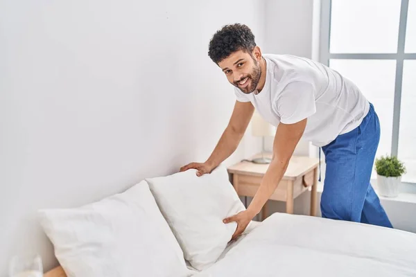 Молодий Арабський Чоловік Посміхається Впевнено Роблячи Ліжко Спальні — стокове фото