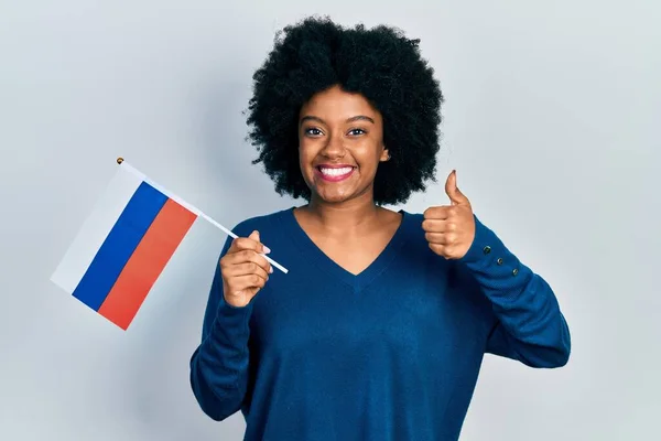 Young African American Woman Holding Russia Flag Smiling Happy Positive — Foto Stock