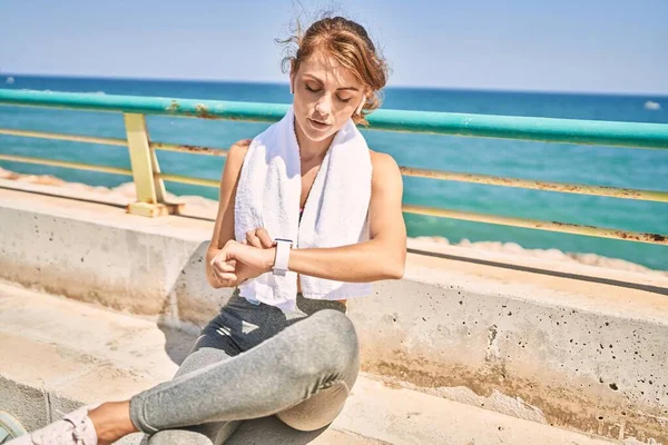 Joven Mujer Caucásica Usando Ropa Deportiva Mirando Reloj Playa — Foto de Stock
