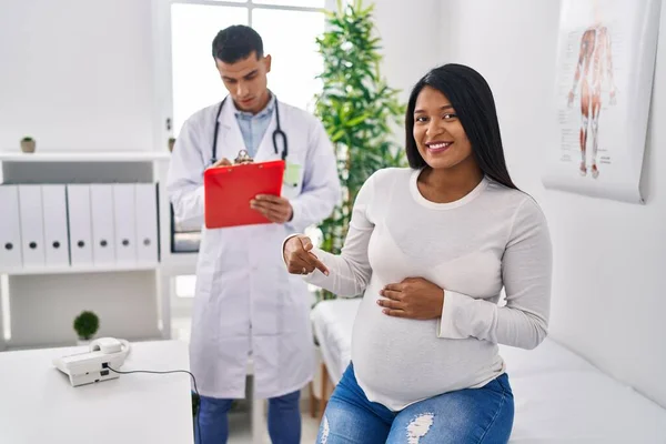 Junge Hispanische Mutter Erwartet Baby Beim Arzt Und Lächelt Glücklich — Stockfoto