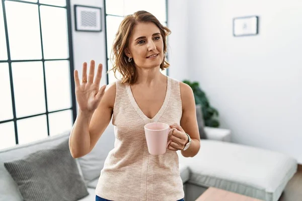 Mulher Meia Idade Bebendo Café Xícara Casa Renunciando Dizendo Olá — Fotografia de Stock