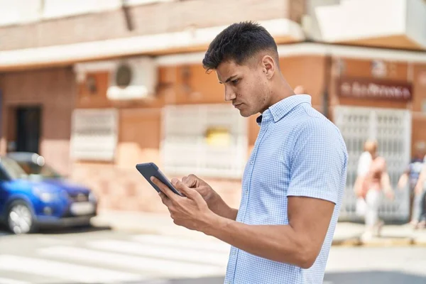 Jovem Hispânico Usando Touchpad Com Expressão Séria Rua — Fotografia de Stock