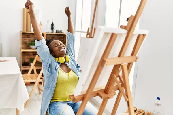 Jovem Artista Afro Americano Mulher Sorrindo Desenho Feliz Estúdio Arte — Fotografia de Stock