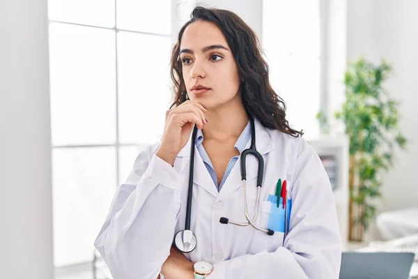 Jovem Hispânica Vestindo Uniforme Médico Com Expressão Séria Clínica — Fotografia de Stock