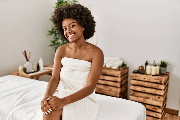 Joven Afroamericana Americana Sonriendo Confiada Sentada Mesa Masaje Centro Belleza —  Fotos de Stock