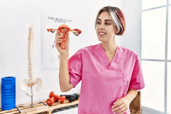 Молода Біла Жінка Гінеколог Тримає Анатомічну Модель Фаллопієвої Трубки Стоїть — стокове фото