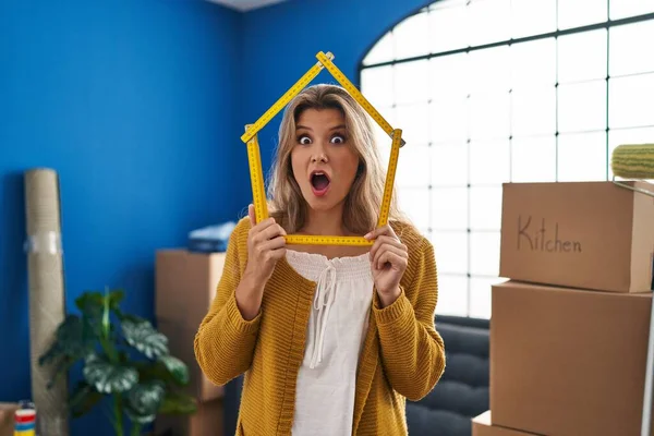 Jonge Vrouw Staat Nieuw Huis Bang Geschokt Met Verbazing Verbaasde — Stockfoto