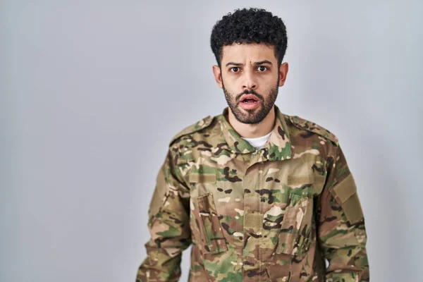 Arab Man Wearing Camouflage Army Uniform Afraid Shocked Surprise Amazed — Stock Photo, Image