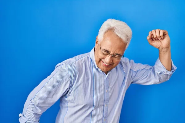 西班牙裔老人戴着眼镜 快乐而快乐地跳舞 微笑着 随意而自信地听着音乐 — 图库照片