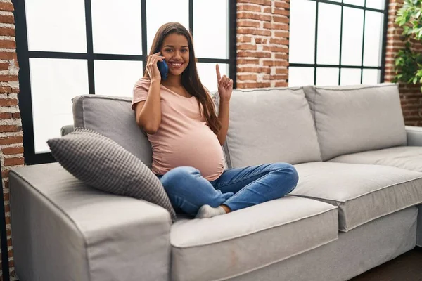 Mladá Těhotná Žena Která Mluví Smartphonu Překvapena Nápadem Nebo Otázkou — Stock fotografie