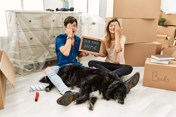 Jong Kaukasisch Paar Met Hond Houdt Ons Eerste Huis Schoolbord — Stockfoto