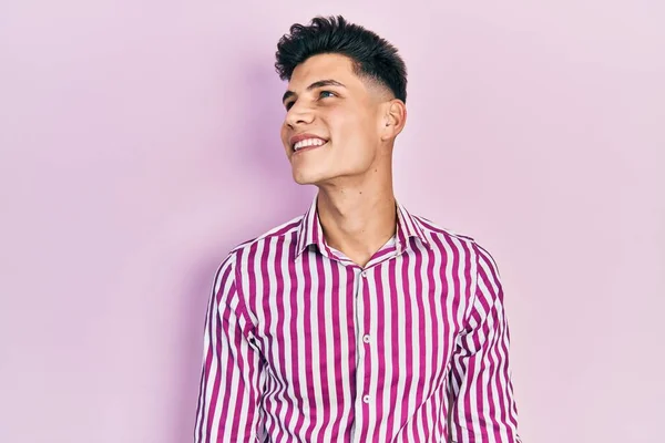 Jovem Hispânico Vestindo Roupas Casuais Sorrindo Olhando Para Lado Olhando — Fotografia de Stock