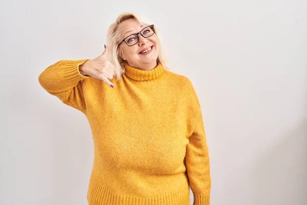 Middle Age Caucasian Woman Wearing Glasses Standing Background Smiling Doing — Stock Photo, Image