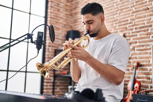 Genç Arap Müzisyen Müzik Stüdyosunda Trompet Çalıyor — Stok fotoğraf