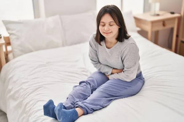 Ung Kvinna Med Ner Syndrom Lider För Menstruationssmärta Sitter Sängen — Stockfoto