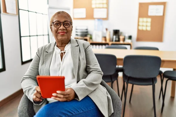 オフィスでタッチパッドを使用してシニアアフリカ系アメリカ人女性ビジネスワーカー — ストック写真