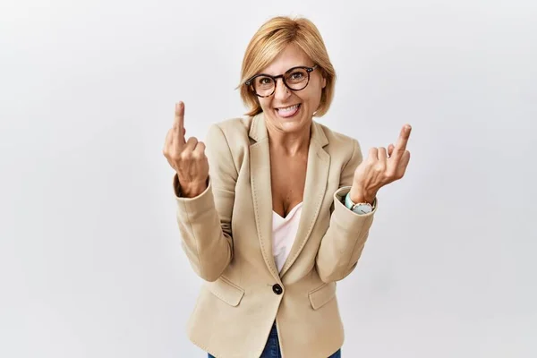 Middle Age Blonde Business Woman Standing Isolated Background Showing Middle — Fotografia de Stock