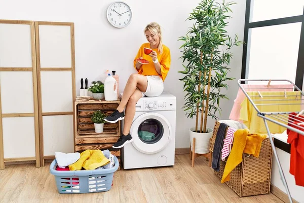 Joven Rubia Haciendo Colada Bebiendo Café Casa — Foto de Stock