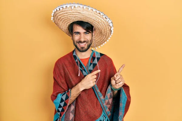 Jovem Hispânico Segurando Chapéu Mexicano Sorrindo Olhando Para Câmera Apontando — Fotografia de Stock