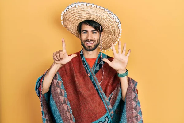 Jovem Hispânico Segurando Chapéu Mexicano Mostrando Apontando Para Cima Com — Fotografia de Stock