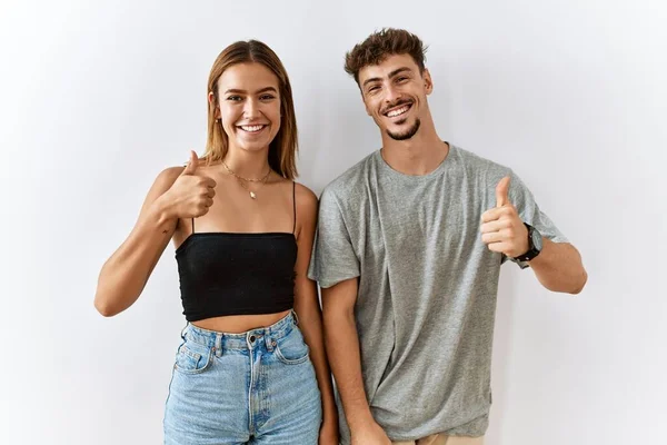 Jovem Belo Casal Juntos Sobre Fundo Isolado Fazendo Polegares Felizes — Fotografia de Stock