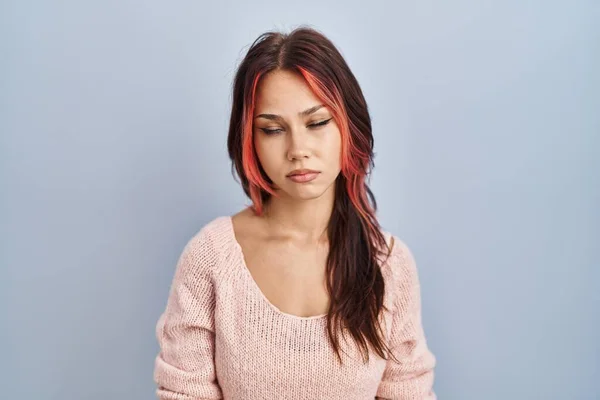 Mulher Branca Jovem Vestindo Suéter Rosa Sobre Fundo Isolado Olhando — Fotografia de Stock