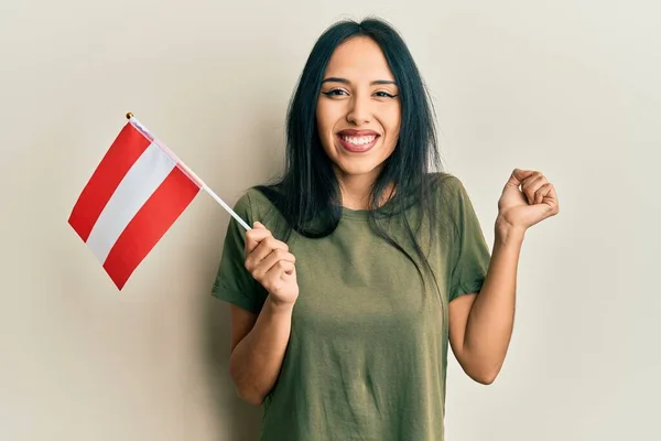 Ung Latinamerikansk Flicka Håller Strupen Flagga Skriker Stolt Firar Seger — Stockfoto