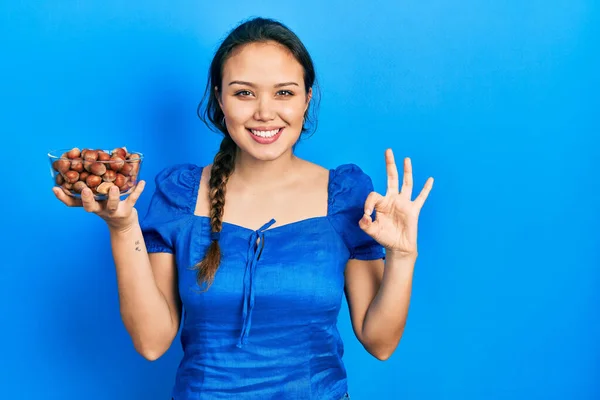 Νέοι Ισπανόφωνοι Κορίτσι Κρατώντας Μπολ Κάστανα Κάνει Υπογράψει Δάχτυλα Χαμογελώντας — Φωτογραφία Αρχείου