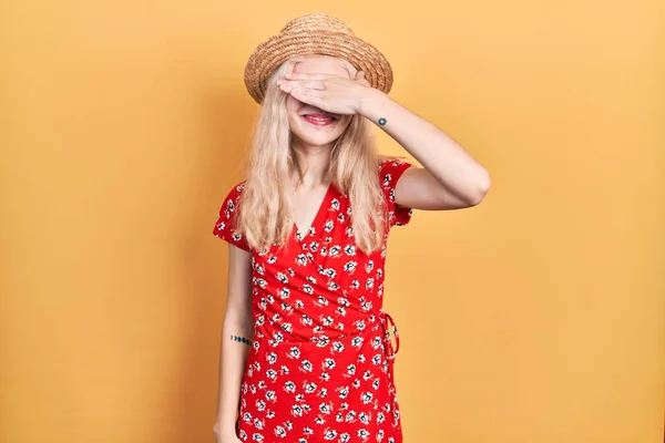 Beautiful Caucasian Woman Blond Hair Wearing Summer Hat Smiling Laughing — Foto de Stock