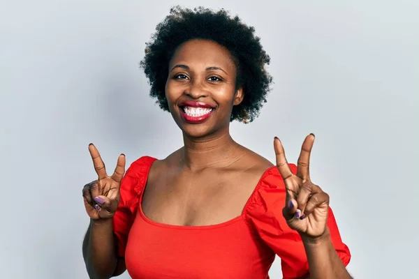 Jonge Afro Amerikaanse Vrouw Casual Kleding Glimlachend Naar Camera Kijkend — Stockfoto