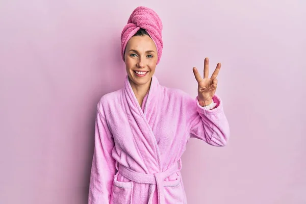 샤워기 모자를 목욕하는 여성은 자신감 행복하게 웃으면서 손가락으로 고개를 — 스톡 사진