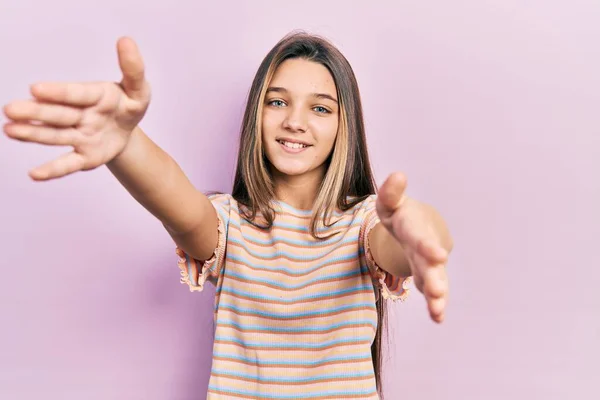 Das Junge Brünette Mädchen Trägt Lässig Gestreiftes Shirt Und Blickt — Stockfoto