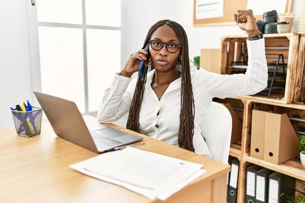 Mulher Negra Com Tranças Trabalhando Escritório Falando Telefone Pessoa Forte — Fotografia de Stock