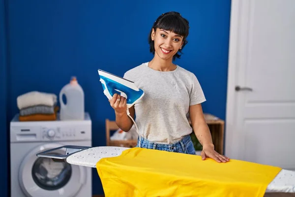 Young Woman Smiling Confident Ironing Clothes Laundry Room — Stockfoto
