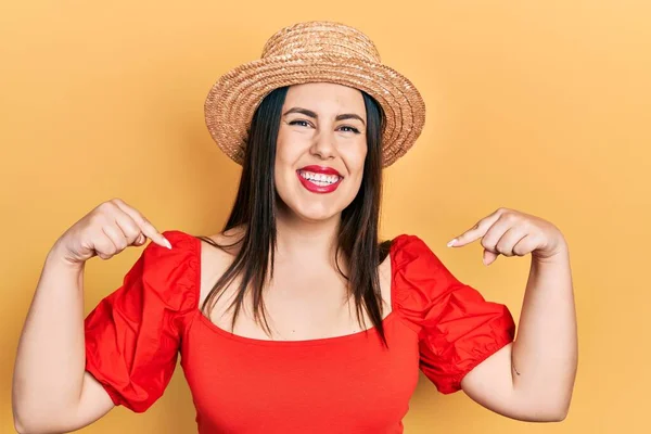 Νεαρή Ισπανίδα Που Φοράει Καλοκαιρινό Καπέλο Και Δείχνει Σίγουρη Χαμόγελο — Φωτογραφία Αρχείου