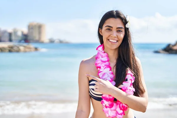 Młoda Brunetka Bikini Plaży Uśmiecha Się Uśmiechem Wskazując Ręką Palcem — Zdjęcie stockowe