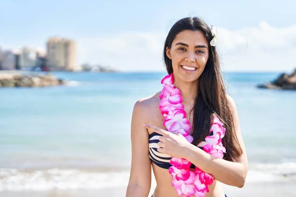 Jovem Morena Usando Biquíni Praia Sorrindo Alegre Apontando Com Mão — Fotografia de Stock