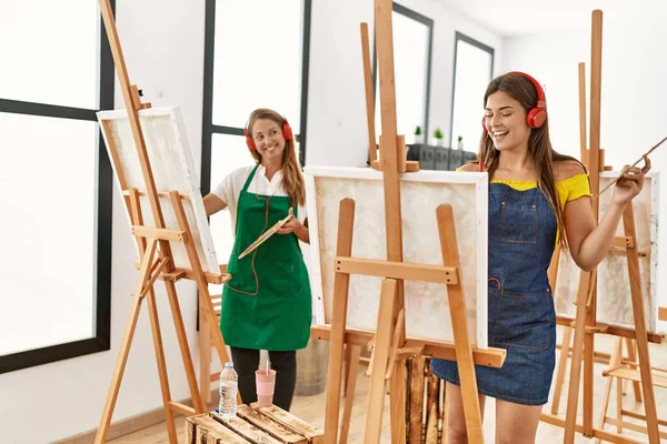 Madre Hija Escuchando Música Dibujo Estudio Arte — Foto de Stock